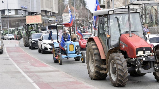 "Brez nas ni kruha, brez nas ni naroda." Slovenijo zajel nov val protestov, tokrat so na ceste prihrumeli traktorji (FOTO) (foto: Borut Živulović/Bobo)