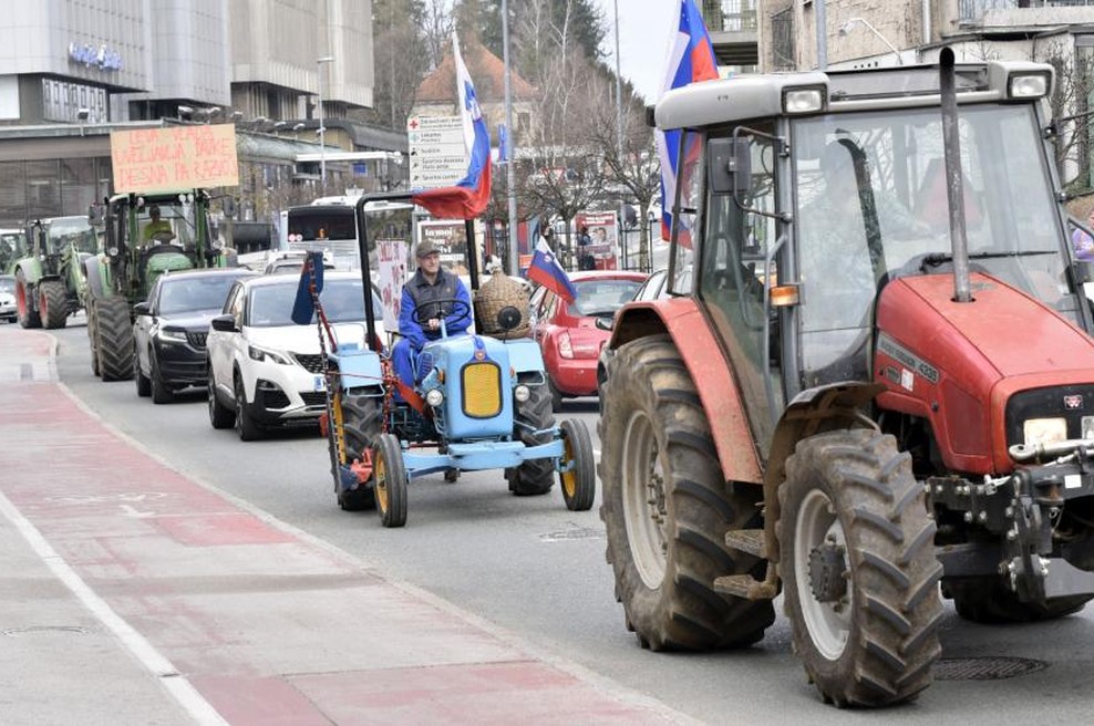 "Brez nas ni kruha, brez nas ni naroda." Slovenijo zajel nov val protestov, tokrat so na ceste prihrumeli traktorji (FOTO) (foto: Borut Živulović/Bobo)