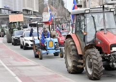 "Brez nas ni kruha, brez nas ni naroda." Slovenijo zajel nov val protestov, tokrat so na ceste prihrumeli traktorji (FOTO)