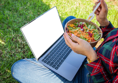 So vegani res le vegetarijanci, ki jedo surovo hrano? Tako pravi slovenski šolski učbenik