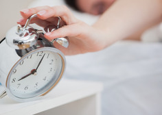 Premaknili bomo urni kazalec: preverite, koliko manj boste spali (in ali se bo premik ure sploh kdaj ukinil)