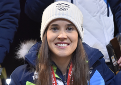 Dvakratna olimpijska prvakinja v smučarskih skokih končuje kariero