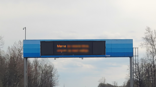 Na materinski dan je voznikom slovenskih avtocest toplo pri srcu: poglejte, kako zanimiva sporočila jih spremljajo (FOTO) (foto: Facebook/Vozimo pametno z DARS/fotomontaža)