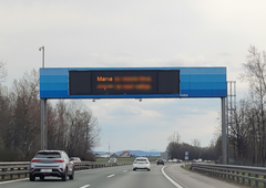 Na materinski dan je voznikom slovenskih avtocest toplo pri srcu: poglejte, kako zanimiva sporočila jih spremljajo (FOTO)