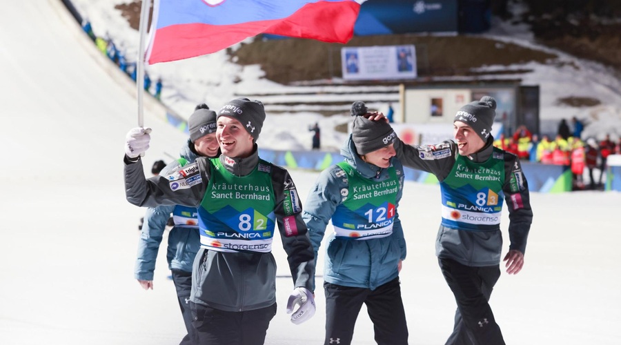 Smučarski skakalci združili moči in ugnali tekmece: Sloveniji so priborili medaljo (foto: Profimedia)