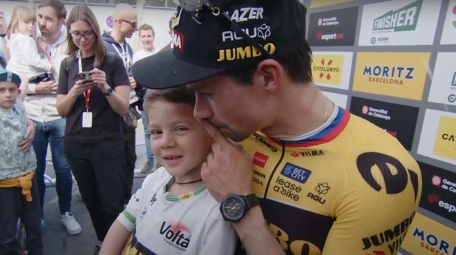 VIDEO: Po veliki zmagi so vsi želeli govoriti z Rogličem, njegov sin pa ga je komaj pustil do besede (foto: YouTube/Cycling Pro Net/posnetek zaslona)
