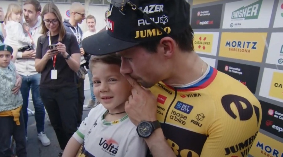 VIDEO: Po veliki zmagi so vsi želeli govoriti z Rogličem, njegov sin pa ga je komaj pustil do besede (foto: YouTube/Cycling Pro Net/posnetek zaslona)