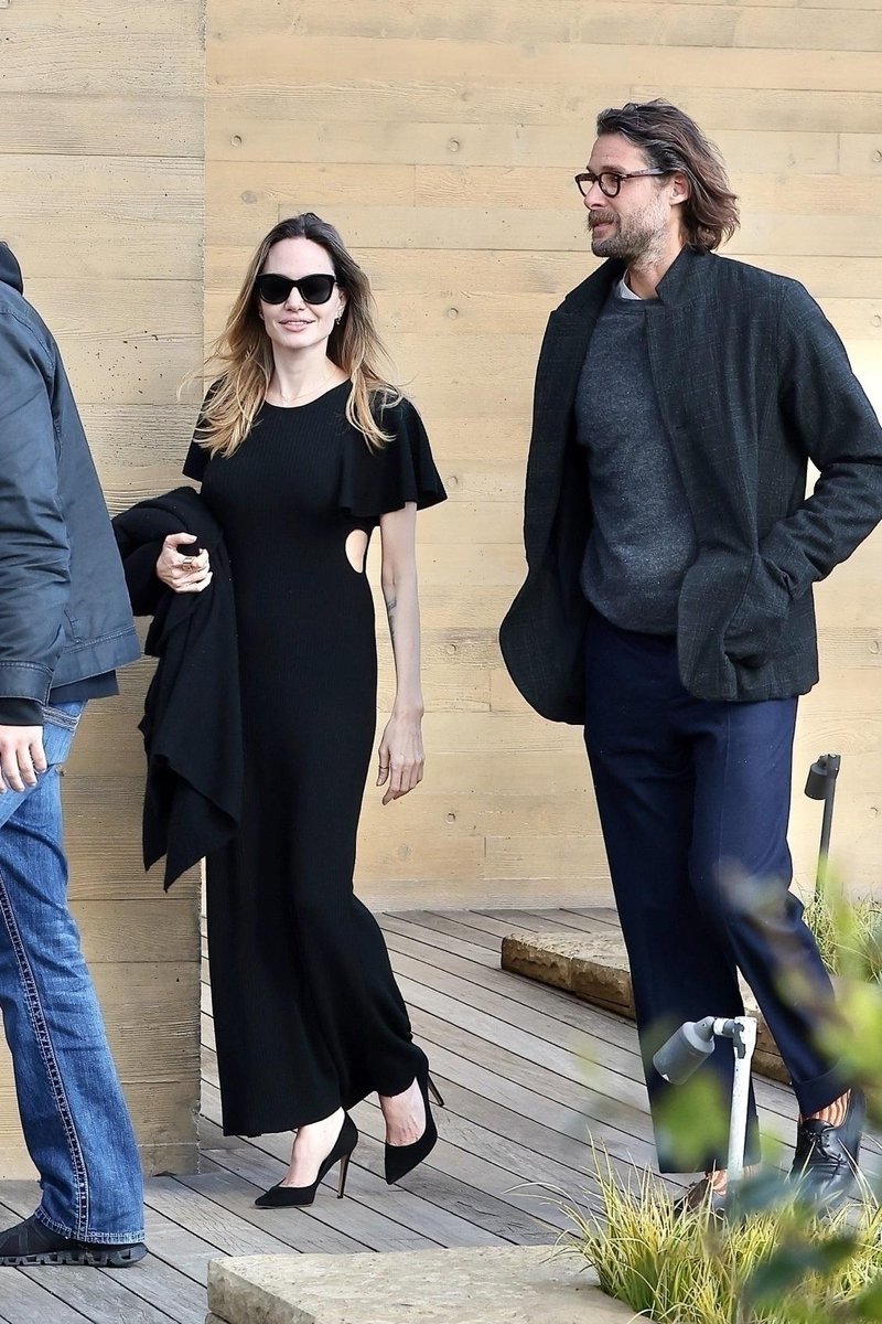 Joliejeva je za tokratno srečanje izbrala klasično črno obleko z diskretnimi razporki v pasu, ki jo je kombinirala s črnimi salonarji.
