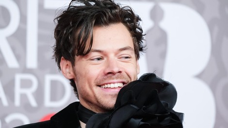 VIDEO: Harry Styles po razhodu že strastno poljublja drugo (zagotovo jo poznate, velja za najlepšo žensko na svetu)