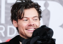 VIDEO: Harry Styles po razhodu že strastno poljublja drugo (zagotovo jo poznate, velja za najlepšo žensko na svetu)