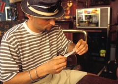 Vse več Slovencev posega po drogah: raziskava je pokazala, v katerem mestu je težava najhujša