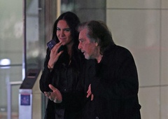 Za zlobne jezike se ne zmeni: legendarni igralec in 53 let mlajša izbranka še vedno skupaj