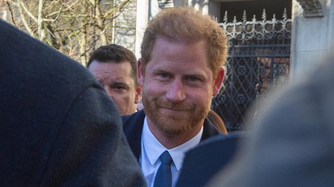 FOTO: Princ Harry se je nepričakovano pojavil na londonskem sodišču