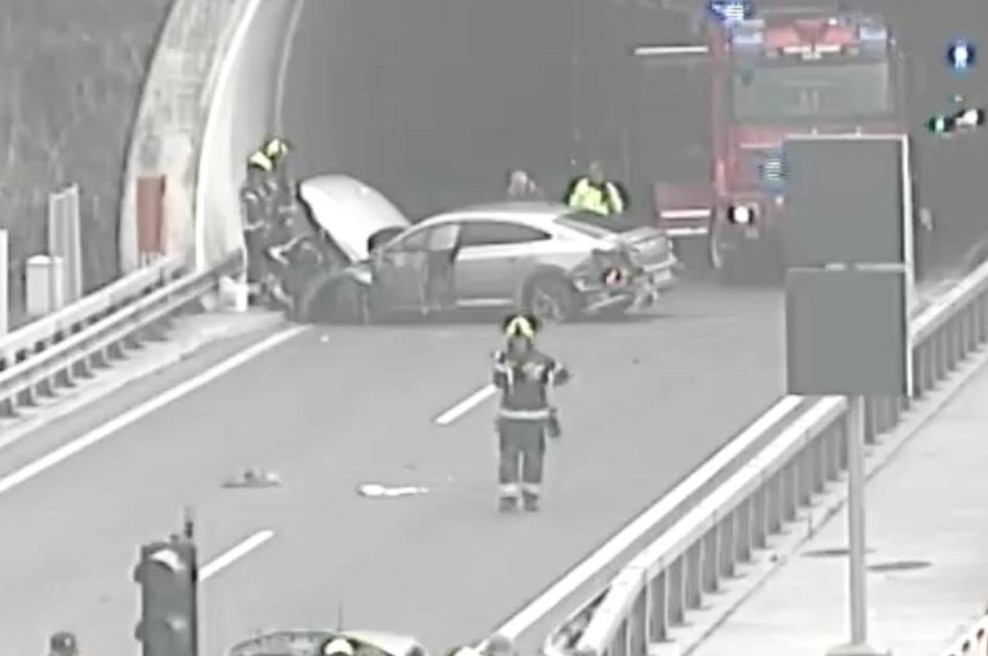 Pozor: na primorski hitri cesti zaradi prometne nesreče ustavljen promet (FOTO) (foto: Promet.si)