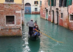 Človeška neumnost nima meje: poglejte, kaj si je privoščil turist v Benetkah (VIDEO)