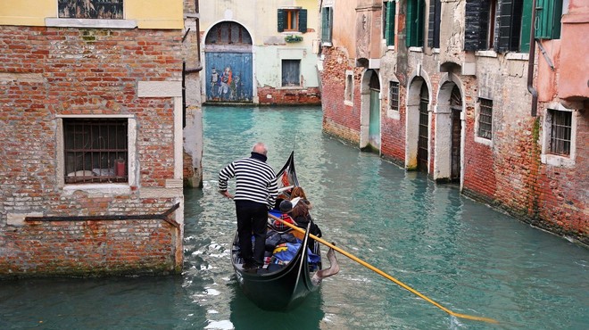Človeška neumnost nima meje: poglejte, kaj si je privoščil turist v Benetkah (VIDEO) (foto: Profimedia)