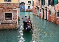 Človeška neumnost nima meje: poglejte, kaj si je privoščil turist v Benetkah (VIDEO)