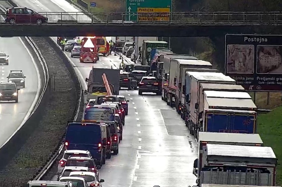 Kakšna gneča: avtocesta je zaprta, vse stoji (foto: Promet.si)