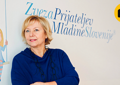 Toplina praznikov marsikoga popelje v brezskrbno otroštvo. Tudi Darjo Groznik, ki daje glas otrokom