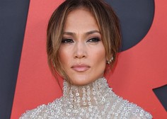 Ona že ve: Jennifer Lopez z obleko sporočila, da je ta barva spet v modi (FOTO)