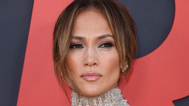 Ona že ve: Jennifer Lopez z obleko sporočila, da je ta barva spet v modi (FOTO) (foto: Profimedia)