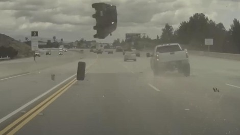 VIDEO: Se vam lahko nekaj tako groznega zgodi tudi na naši avtocesti? (odneslo ga je več metrov v zrak)