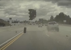 VIDEO: Se vam lahko nekaj tako groznega zgodi tudi na naši avtocesti? (odneslo ga je več metrov v zrak)