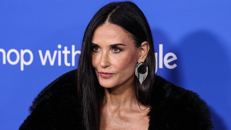 FOTO: Demi Moore v obleki, v kateri je nemogoče ostati neopažena (s hčerko na slavnostni preprogi)