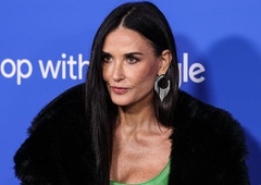 FOTO: Demi Moore v obleki, v kateri je nemogoče ostati neopažena (s hčerko na slavnostni preprogi)