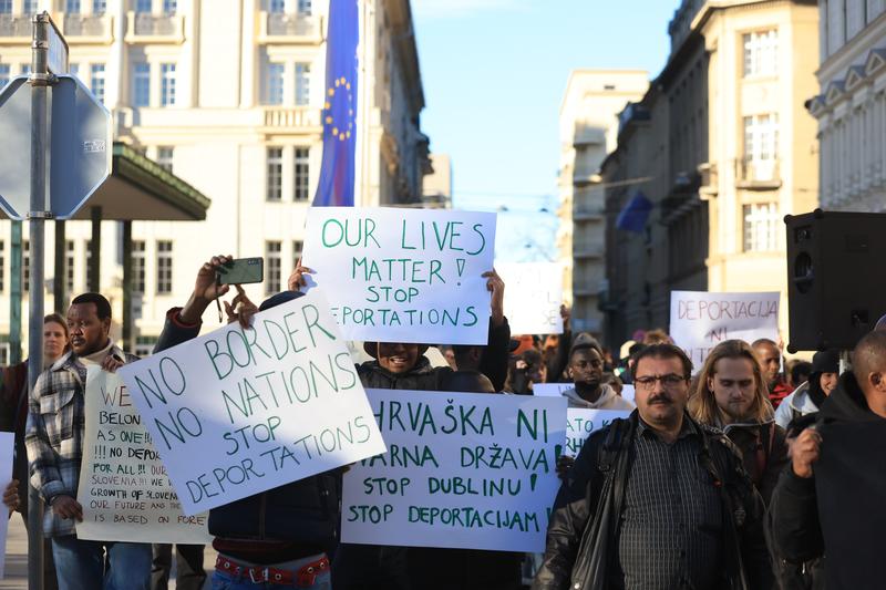 Prosilci za azil menijo, da jih naša država diskriminira in prepočasi odloča o pridobivanju pravice za azil.