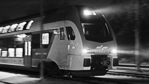 Grozljiva nesreča pri Postojni: vlak trčil v skupino delavcev, dve osebi umrli