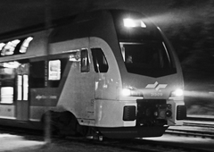 Grozljiva nesreča pri Postojni: vlak trčil v skupino delavcev, dve osebi umrli