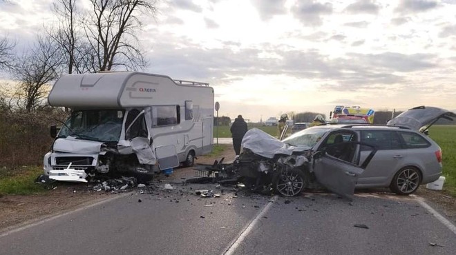 V trčenju avtomobila in avtodoma več poškodovanih oseb (foto: Facebook/112 Ptuj/D.O.)