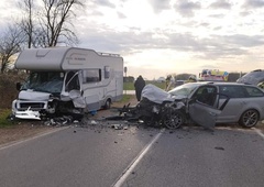 V trčenju avtomobila in avtodoma več poškodovanih oseb