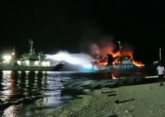 Zagorel trajekt z 250 potniki, število mrtvih vse večje: "Nekatere je ogenj zajel med spanjem, ljudje so skakali v morje" (VIDEO)
