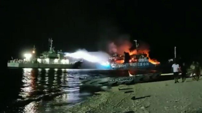 Zagorel trajekt z 250 potniki, število mrtvih vse večje: "Nekatere je ogenj zajel med spanjem, ljudje so skakali v morje" (VIDEO) (foto: Twitter/KameraOne/posnetek zaslona)
