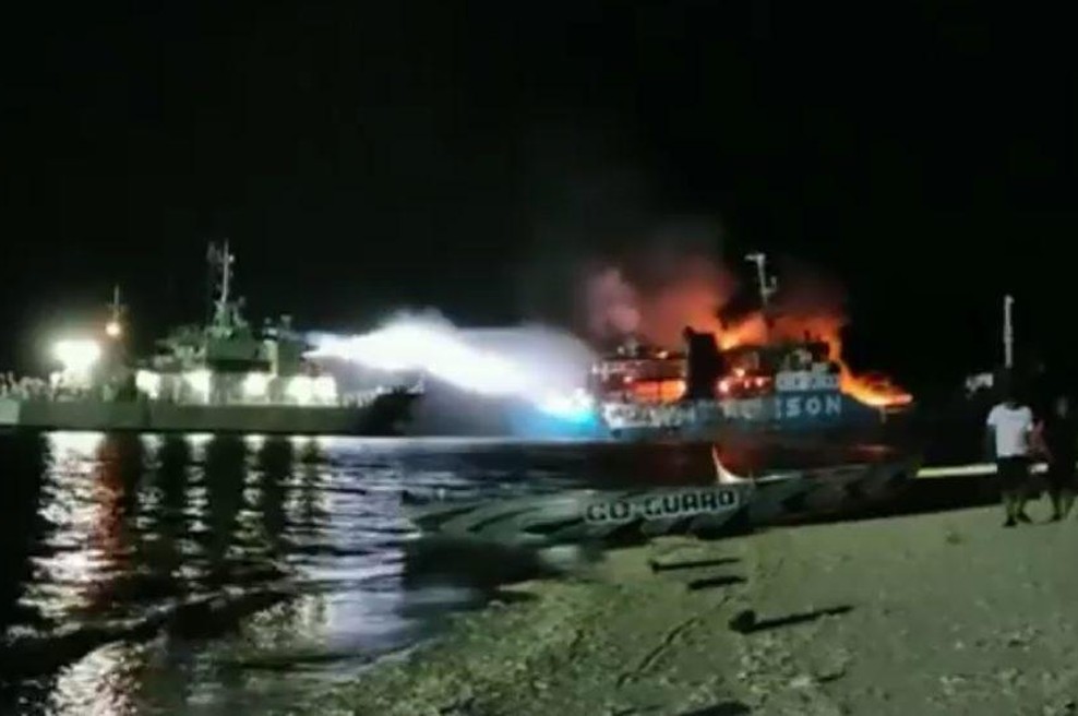Zagorel trajekt z 250 potniki, število mrtvih vse večje: "Nekatere je ogenj zajel med spanjem, ljudje so skakali v morje" (VIDEO) (foto: Twitter/KameraOne/posnetek zaslona)