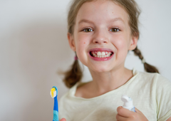 S tem priljubljenim sadjem lahko na naraven način pobelite svoje zobe: odlično je tudi za otroke