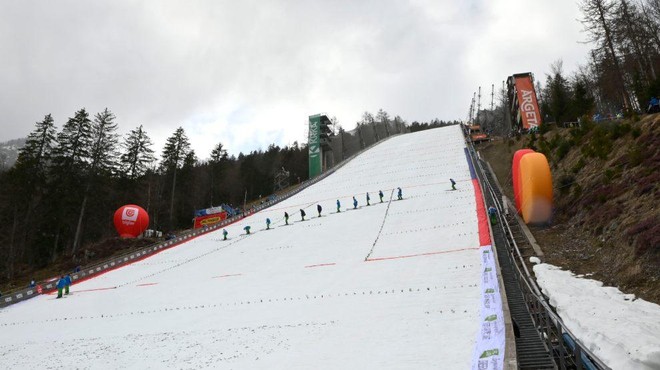 V Planici se spopadajo s težavami: piha veter z močnejšimi sunki, tekma prestavljena, kljub temu pa bodo poskušali ... (foto: Žiga Živulovič jr./Bobo)