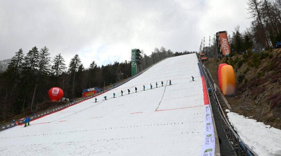 V Planici se spopadajo s težavami: piha veter z močnejšimi sunki, tekma prestavljena, kljub temu pa bodo poskušali ... (foto: Žiga Živulovič jr./Bobo)