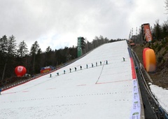 V Planici se spopadajo s težavami: piha veter z močnejšimi sunki, tekma prestavljena, kljub temu pa bodo poskušali ...