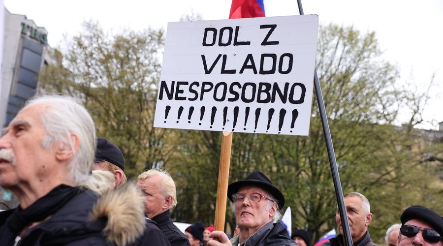 Že tretji shod upokojencev: "Drvimo v bankrot, vlada naj odstopi" (foto: Luka Dakskobler/Bobo)