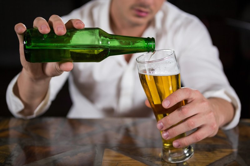 "Minister za zdravje opozarja: Prekomerno pitje alkohola škoduje zdravju!"