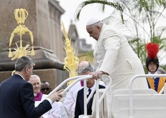 Zdravstvene težave ga niso zaustavile: papež Frančišek kljub dvomom vodil mašo na cvetno nedeljo