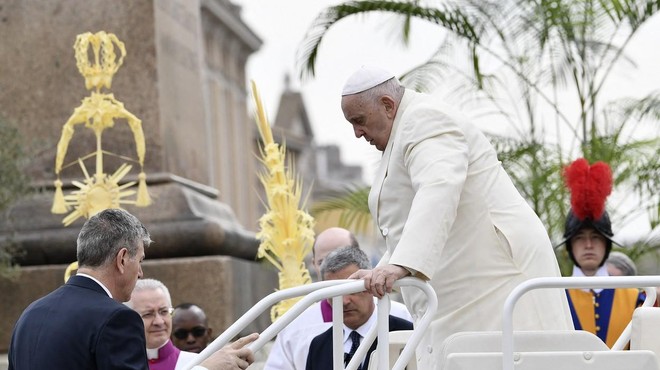 Zdravstvene težave ga niso zaustavile: papež Frančišek kljub dvomom vodil mašo na cvetno nedeljo (foto: Profimedia)