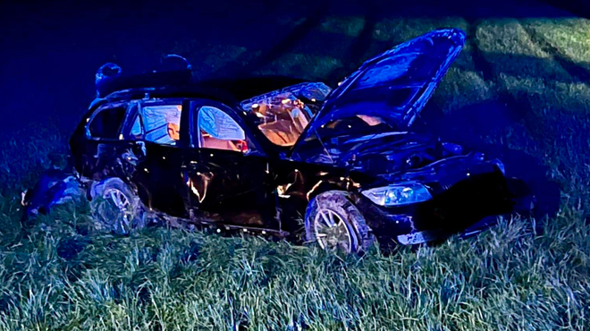 V hudi prometni nesreči poškodovana potnik in sopotnik: voznik je med potjo v bolnišnico izstopil iz reševalnega vozila (foto: Facebook/112 Ptuj/M.O.)