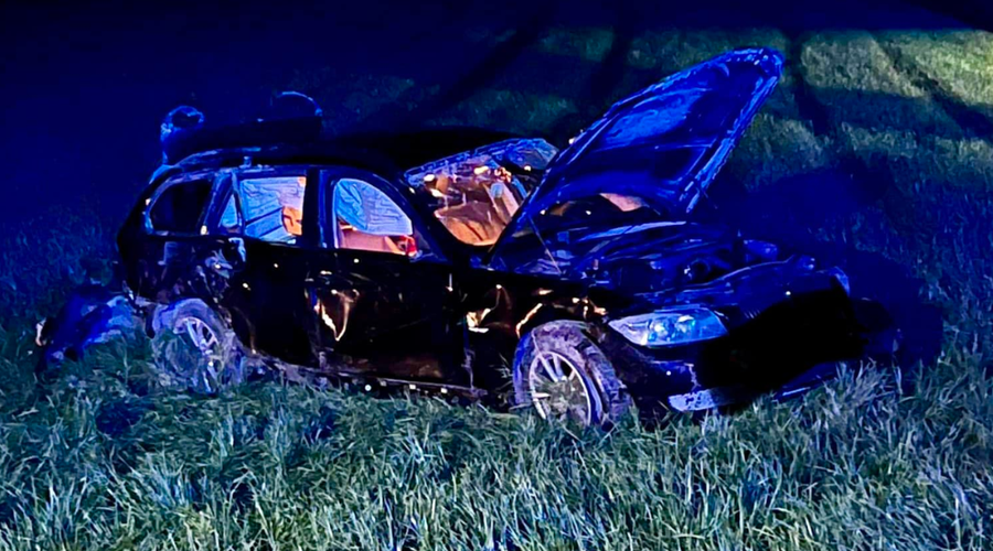 V hudi prometni nesreči poškodovana potnik in sopotnik: voznik je med potjo v bolnišnico izstopil iz reševalnega vozila (foto: Facebook/112 Ptuj/M.O.)