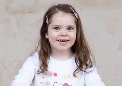 Štiriletna Karolina ima redko in smrtonosno bolezen: zanjo poteka prav posebna akcija (polepšajte ji praznike)