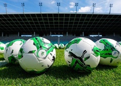 Zaradi brezplačnih žog, namenjenih otrokom, na nogometni tekmi Olimpije pravi kaos, Ljubljančani obsodili "neprimerno vedenje odraslih"