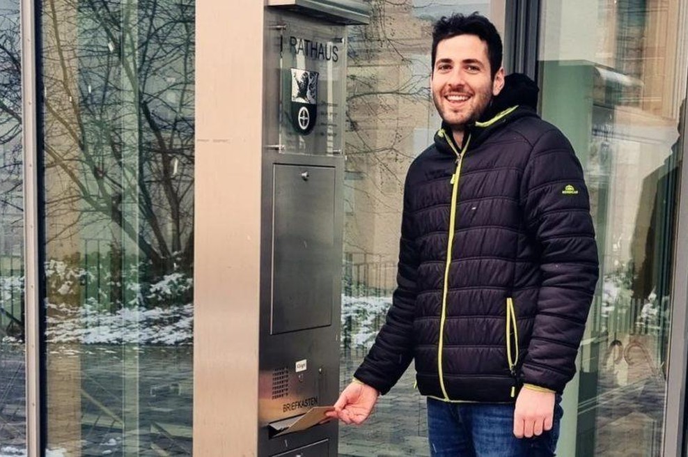 Marsikje žal še vedno niso dobrodošli, nekje so ugledni člani družbe: 29-letnik v osmih letih od begunca do župana (foto: Instagram/Rijan Alšebl)